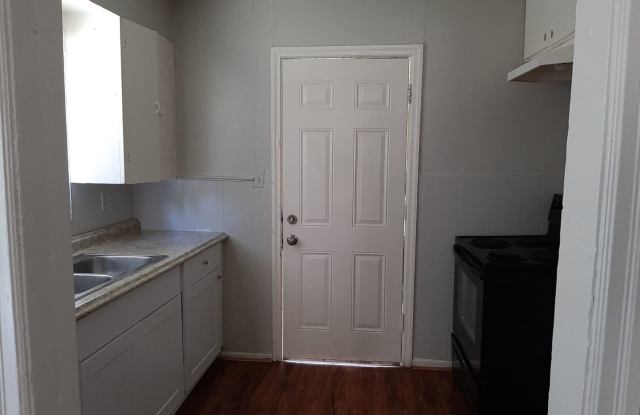 Completely Renovated 3 Bedroom house, perfect for a young professional ! Gallery 4