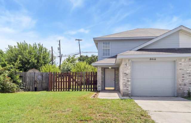 Close to Fort Hood! Town Home featuring 2 Bedrooms, 1.5 Baths, and 1 Car Garage Gallery 1