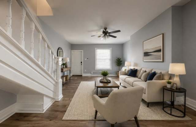 Updated 3 Bedroom 1.5 Bath Townhome w/ Paved Yard + Washer & Dryer Gallery 3