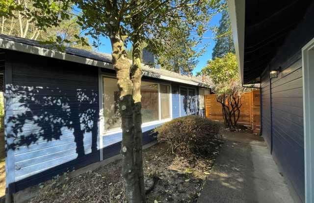 Beautiful 2 Bed, 1 Bath Duplex in SW Portland! Enjoy Private Yard, Spacious Floorplan in a Great Location!! photos photos