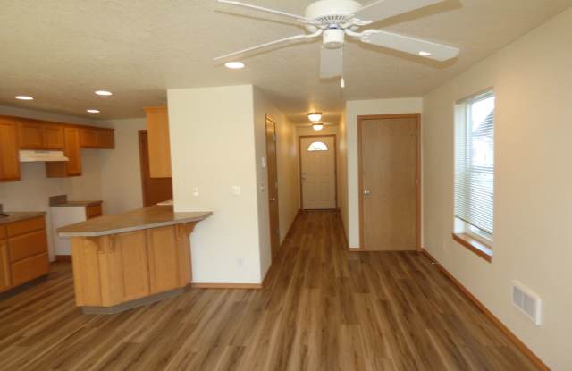 Rent Special: 1/2 Off February's - 3 Bed 2.5 Bath Duplex in Monmouth photos photos