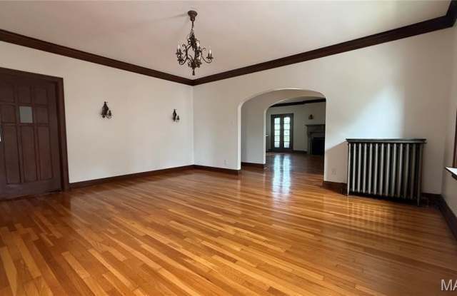 8368 Big Bend Boulevard Gallery 4