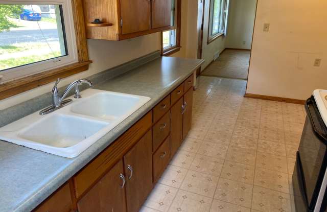 4-Bedroom 1.5 Bath Single-Family Home With Huge Back Yard Gallery 4