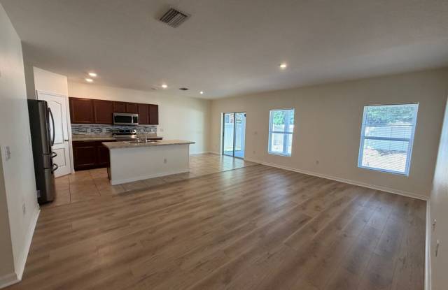 PRIVATE LANDLORD -LIKE NEW RENTAL HOME Gallery 3