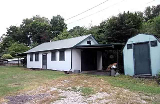 3 Bed / 1 Bath Home on Private Country Lot with 600 Sq Ft Workshop – Jonesborough Gallery 3