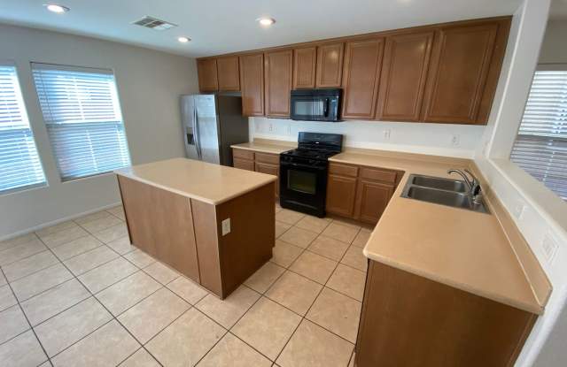 Wonderful 3 bed/2.5 bath home located in the SW area Gallery 4