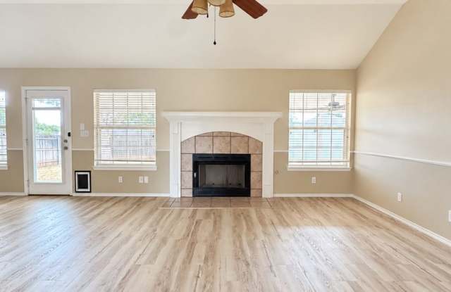 NOW AVAILABLE - Charming Home In The Bluffs! Gallery 4