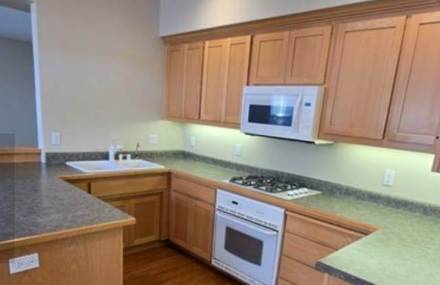 Large 2 bedroom close to downtown Gallery 4