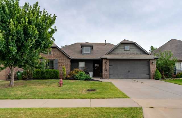 Large 3 Bed 2 Bath House in Broken Arrow - Available Mid March photos photos