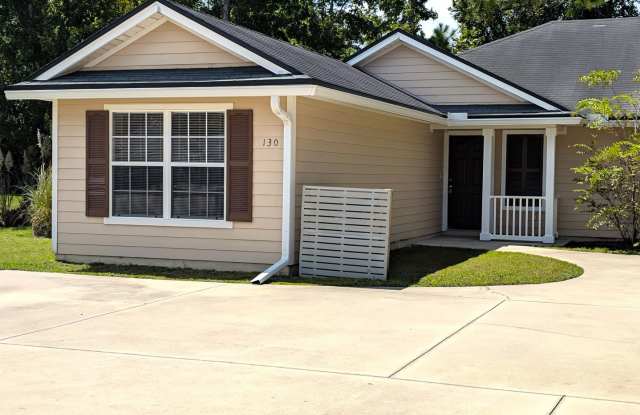 **SPECIAL for this 3/2 Duplex on this 18 month lease**  READY FOR IMMEDIATE MOVE-IN. Gallery 3