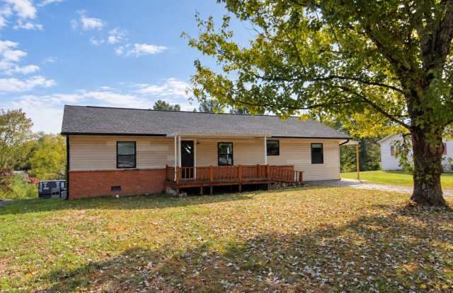 Single-Level 3 Bedroom Home with Hardwood Floors, Stainless Appliances, and Backyard in Crossville photos photos Single-Level 3 Bedroom Home with Hardwood Floors, Stainless Appliances, and Backyard in Crossville photos photos