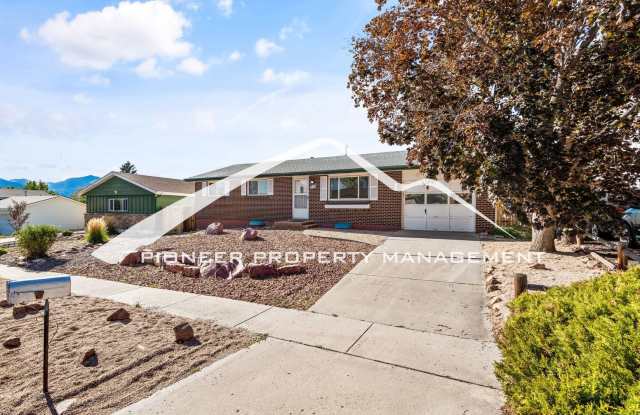 Spacious Ranch Home with Finished Basement, 1 Car Garage and Fully Fenced Backyard Gallery 1