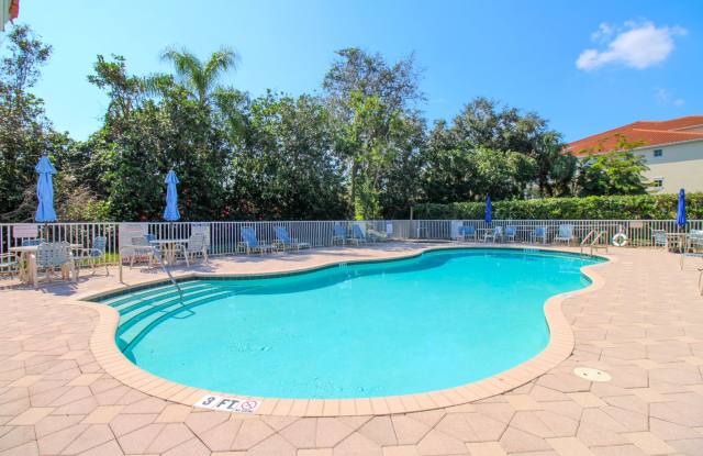 ** GOLFING PARADISE AT NAPLES LAKES COUNTRY CLUB 3/2 GOLF TRANSFER CONDO READY FOR A SEASONAL TENANT ** Gallery 3