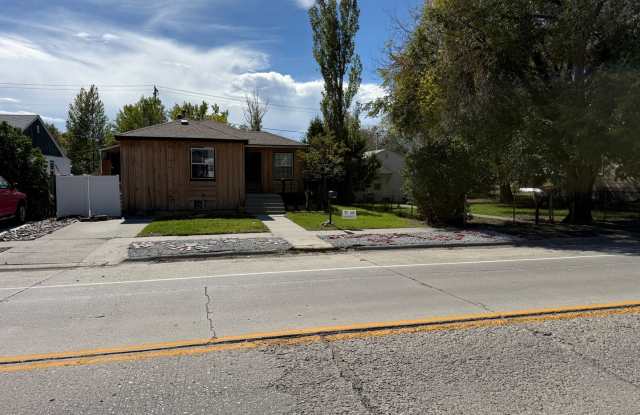 4 Bedroom 1.5 Bath House with Washer and Dryer and Fenced Back Yard Gallery 1