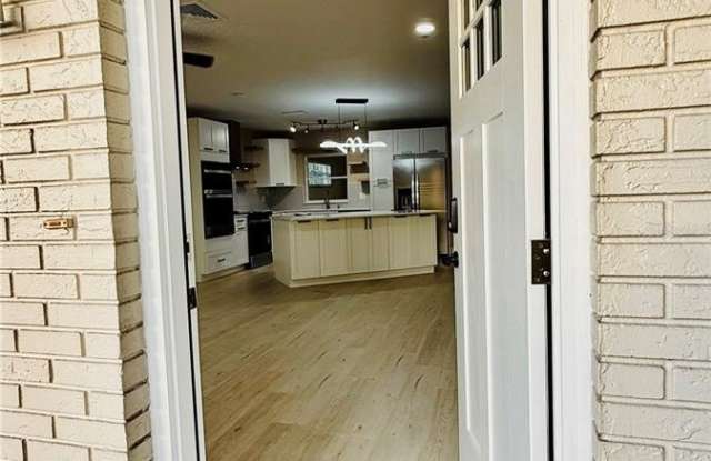 6409 ROSEWOOD Drive Gallery 3