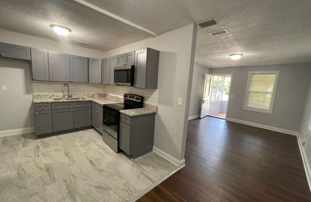 4/2 Single Family Home : Available Now! Gallery 4