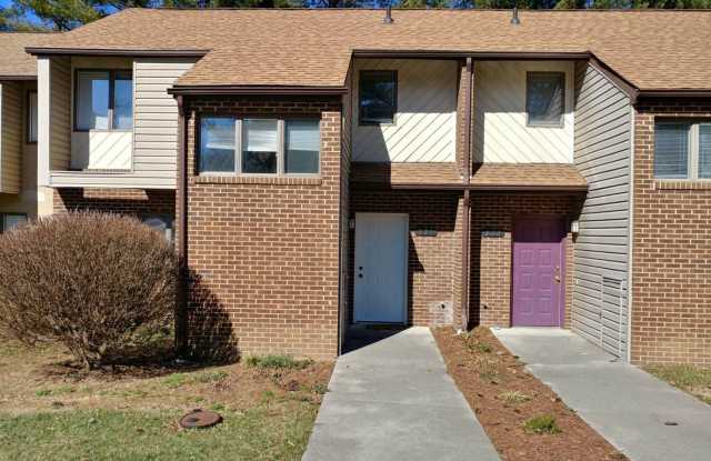 3 Bed Townhome in Shenandoah Neighborhood - Rent TBD - 331 Shenandoah Circle, Blacksburg, VA 24060