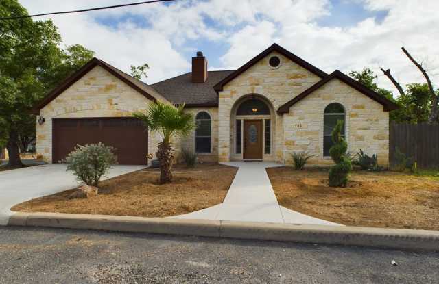 702 East San Antonio Street - 702 East San Antonio Street, Fredericksburg, TX 78624