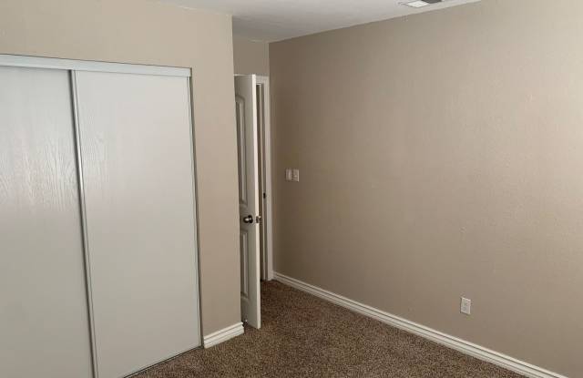 spacious 3 bedroom 2 bath home with large yard, indoor laundry room Gallery 4