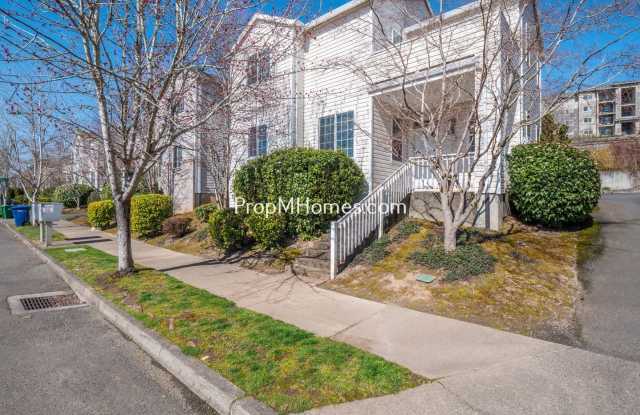 Inviting Three Bedroom Townhouse - Prime Clackamas Location! photos photos