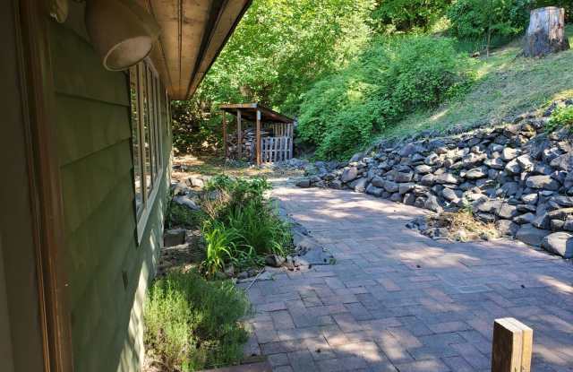 Large 5 bed / 3+ bath Tucked Away South Hill Home! $500 off move in costs! Gallery 3