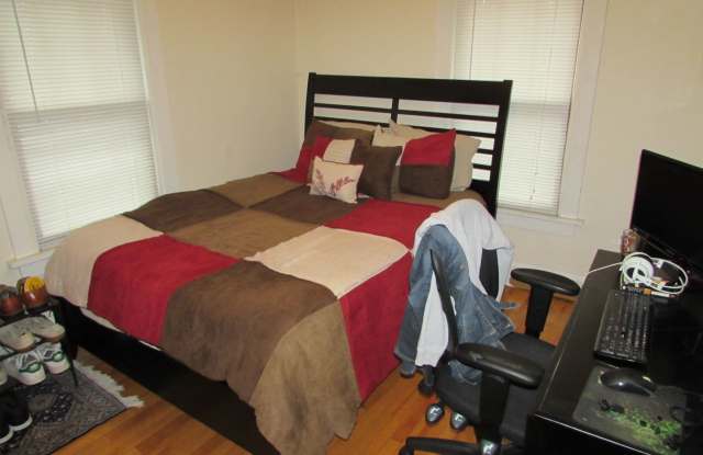 Spacious 4-Bedroom House on Drake Street with Garage, Yard & Free Laundry – Available 8/15/2027 Gallery 4