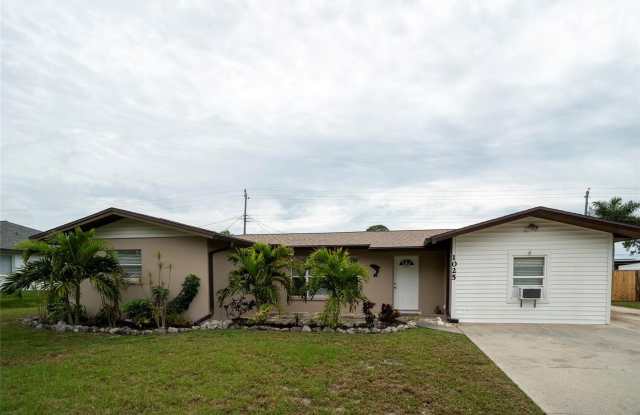 1025 FALCON ROAD photos photos