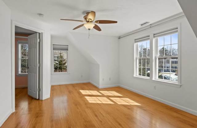 Large 2nd Floor Studio in Quiet Sandwich (Forestdale) Neighborhood photos photos