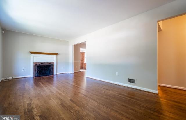 8209 SPRINGFIELD VILLAGE DRIVE Gallery 4