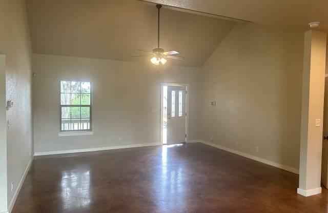 1005 Live Oak Dr Gallery 3