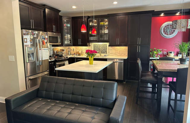 Spacious 4BR Townhome in Prior Lake Gallery 3