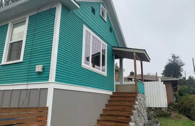 Classic Updated Bungalow. 2 bed with flex/den. space and 1 bath. - 1911 South Bayview Street, Seattle, WA 98144