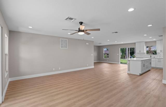 4611 SUNSET Boulevard Gallery 4