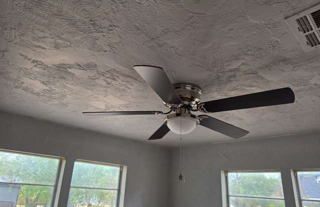2 bed 1 bath  Fresh Updates Gallery 1
