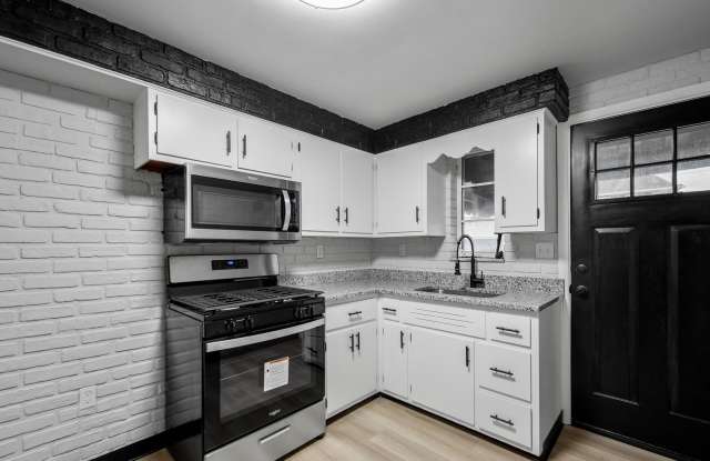 NEWLY UPDATED 2 BEDROOMS IN MCKEES ROCKS! DETACHED GARAGE WITH CENTRAL A/C! - 837 Woodward Avenue, Allegheny County, PA 15136
