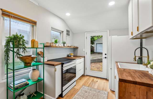 4605 North Sheffield Avenue Gallery 4
