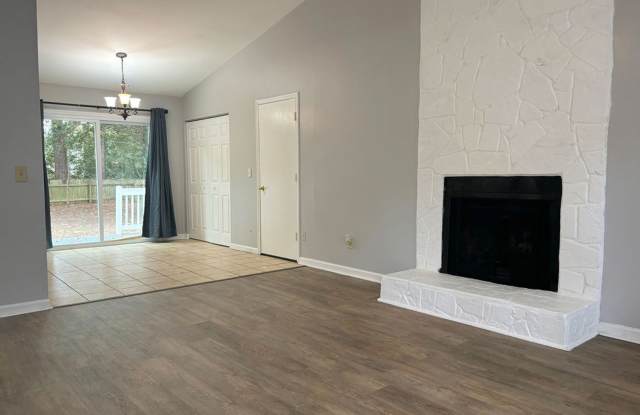 Charming 3 BR/2 BA Home in Crowfield Plantation Gallery 4