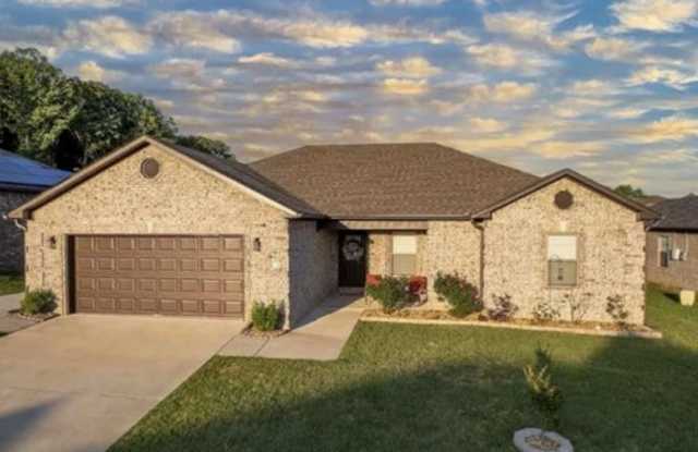 Beautifully maintained 3-Bed, 2-Bath Home with Fenced-in Backyard and Covered Patio Gallery 1