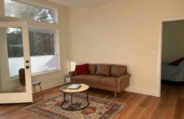 1525 Ada Street Gallery 2