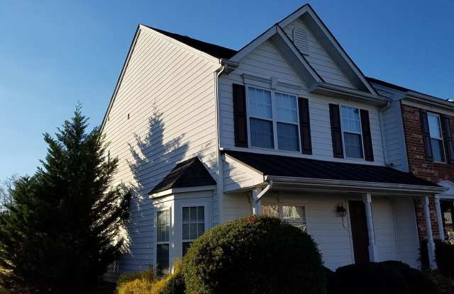 3 bed, 2.5 Bath 1440sf End-Unit Henrico Townhome, only $2100/month photos photos