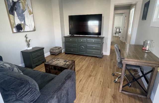 1306 N Gladstone Ave photos photos