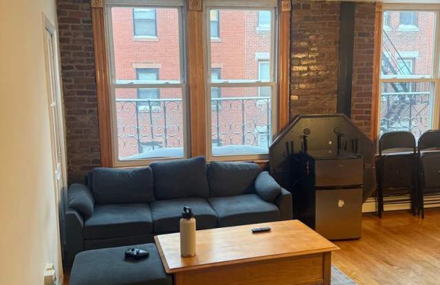 Charming North End 2-Bedroom w/ Laundry in Building - No Fee! Gallery 1