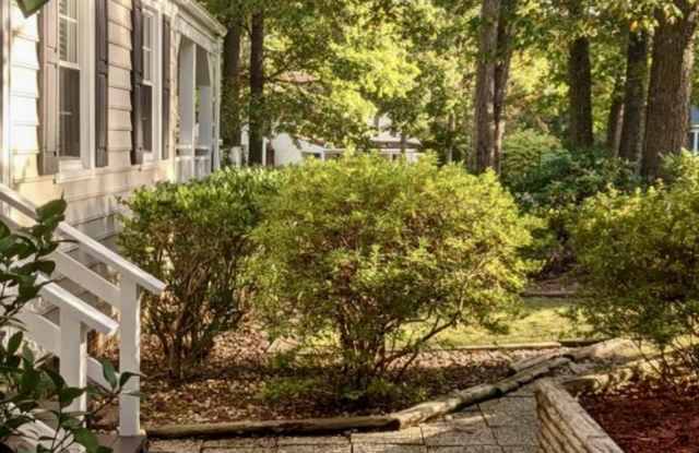 2448 Crowncrest Drive Gallery 4