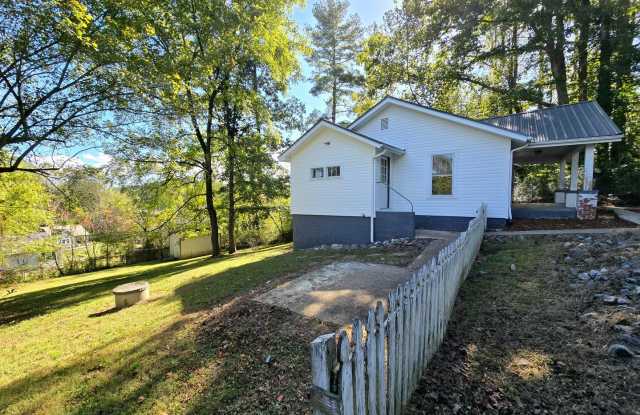 Cozy Lenoir 2/1 Bungalow with Fenced Yard on Cul-de-Sac Gallery 4