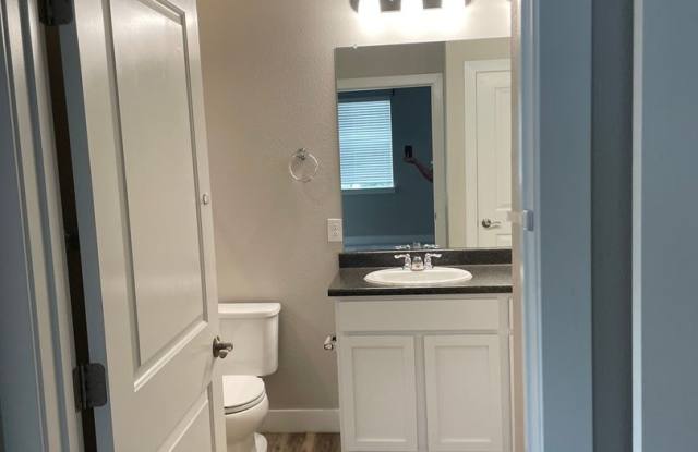 Charming 2BR Condo in Aurora Gallery 4