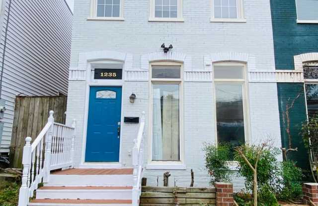 Very Spacious 4bdrm/2bth House on W CARY STREET in the Heart of VCU!!! photos photos