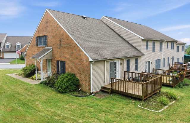 Beautiful 3 BR End Unit Townhouse in Summit Hills! Move-In Special 1/2 Off Deposit! Gallery 4