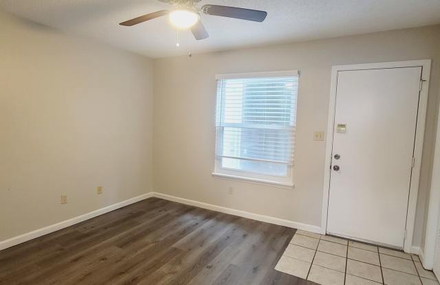 CUTE 3/2 w/ Vaulted Ceilings, Washer/Dryer, & Private Yard! Great NW Location! Available NOW for $1350/month! Gallery 3