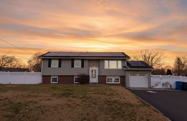 Spacious 5-Bedroom Bi-Level on a Quiet Cul-de-Sac! photos photos