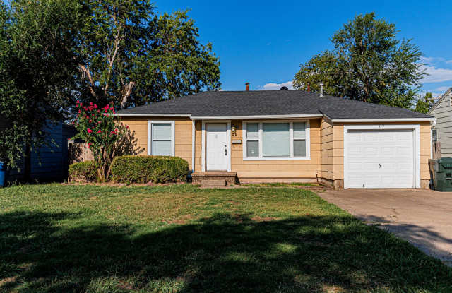 3 Bed 1.5 Bath in Midwest City! Half off on the first month's rent! - 817 Stansell Drive, Midwest City, OK 73110